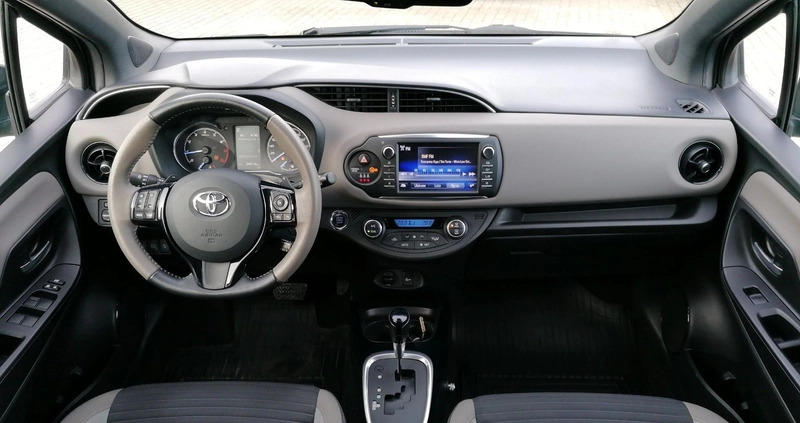 Toyota Yaris cena 59900 przebieg: 34622, rok produkcji 2017 z Grudziądz małe 211